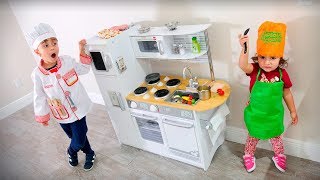 MARCOS E LAURA FINGEM SER COZINHEIROS NA COZINHA DE BRINQUEDO  Família Brancoala [upl. by Garratt177]