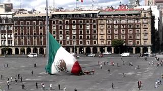 VIDEO Civiles y soldados mexicanos evitaron caída de la bandera en el Zócalo [upl. by Tnahsarp687]