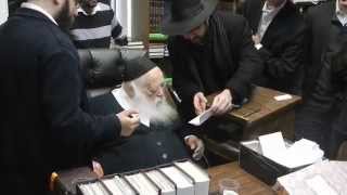 HaRav Chaim Kanievsky Farhers Bachurim from Yeshivas Ohr Sameach in Yerushalayim [upl. by Melliw979]