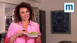 60second pesto with Nadia Sawalha [upl. by Harts520]